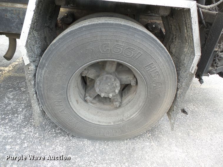 image for item DH7927 1996 International 4900 oil distributor truck