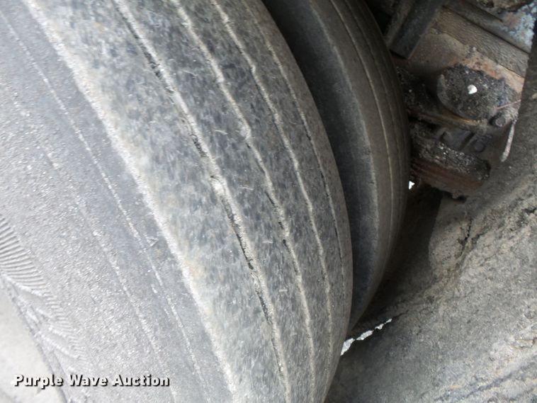 image for item DH7927 1996 International 4900 oil distributor truck