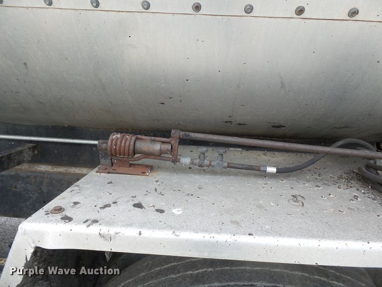 image for item DH7927 1996 International 4900 oil distributor truck