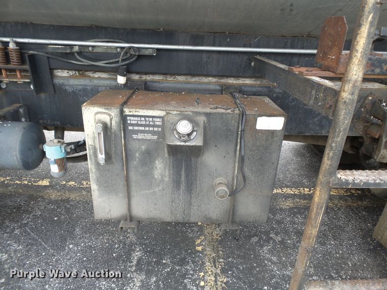 image for item DH7927 1996 International 4900 oil distributor truck