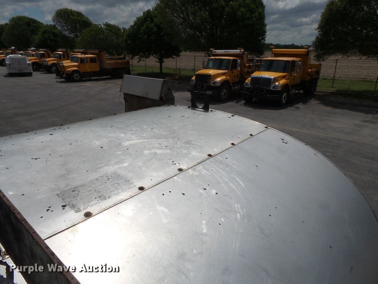 image for item DH7927 1996 International 4900 oil distributor truck