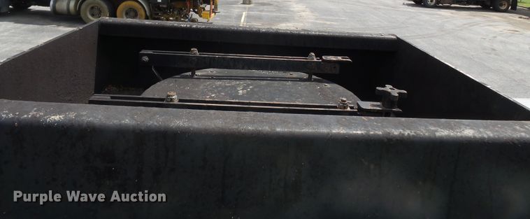 image for item DH7927 1996 International 4900 oil distributor truck