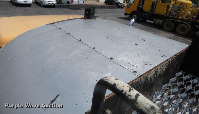 image for item DH7927 1996 International 4900 oil distributor truck