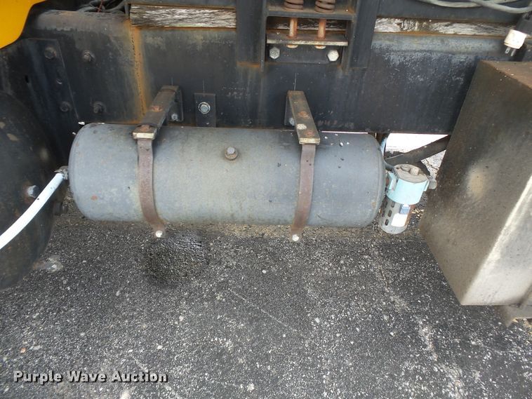 image for item DH7927 1996 International 4900 oil distributor truck