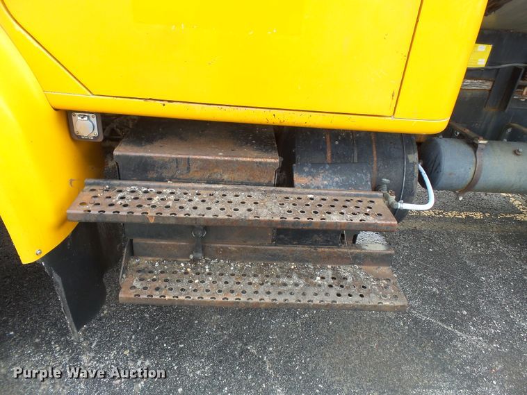 image for item DH7927 1996 International 4900 oil distributor truck