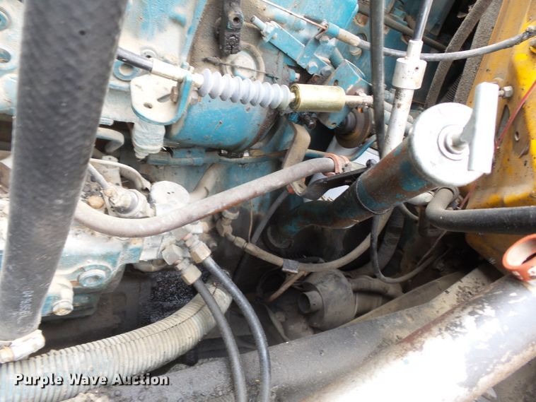 image for item DH7927 1996 International 4900 oil distributor truck