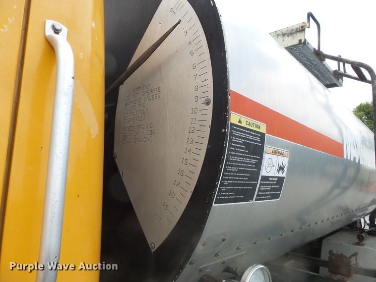 image for item DH7927 1996 International 4900 oil distributor truck