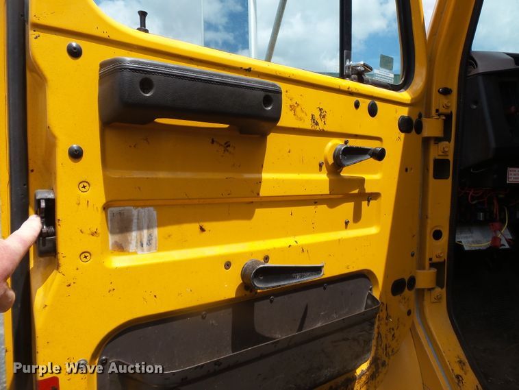 image for item DH7927 1996 International 4900 oil distributor truck