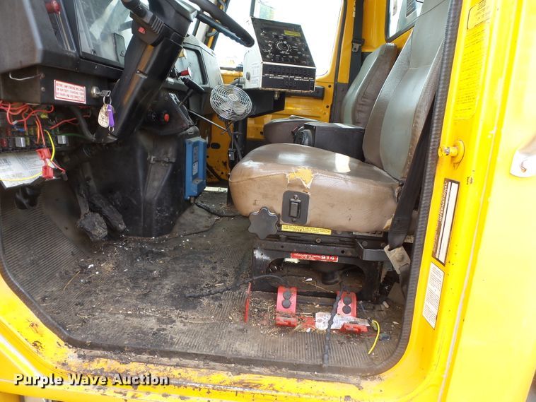 image for item DH7927 1996 International 4900 oil distributor truck