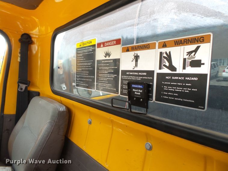 image for item DH7927 1996 International 4900 oil distributor truck