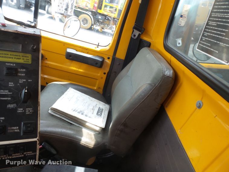 image for item DH7927 1996 International 4900 oil distributor truck