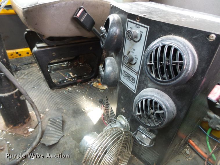 image for item DH7927 1996 International 4900 oil distributor truck