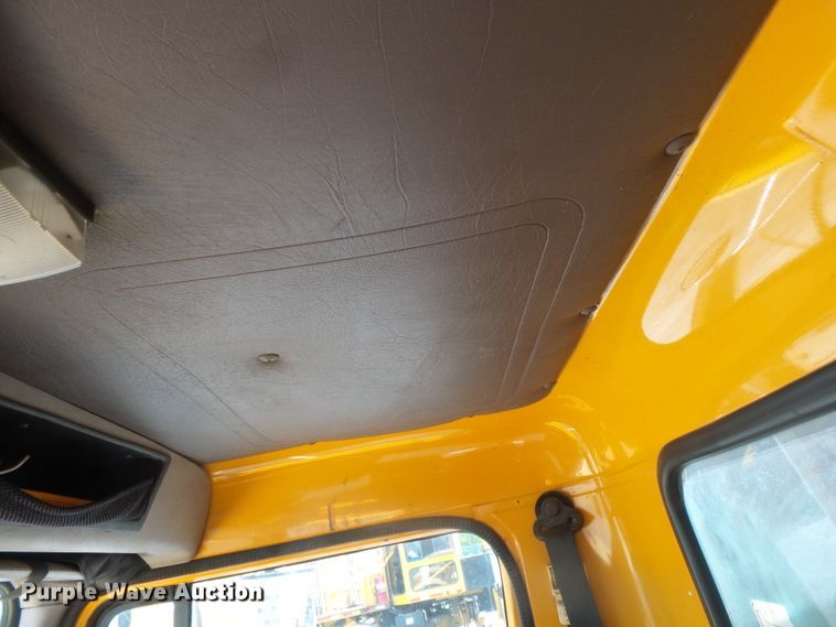 image for item DH7927 1996 International 4900 oil distributor truck