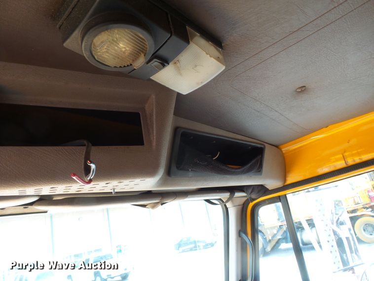 image for item DH7927 1996 International 4900 oil distributor truck