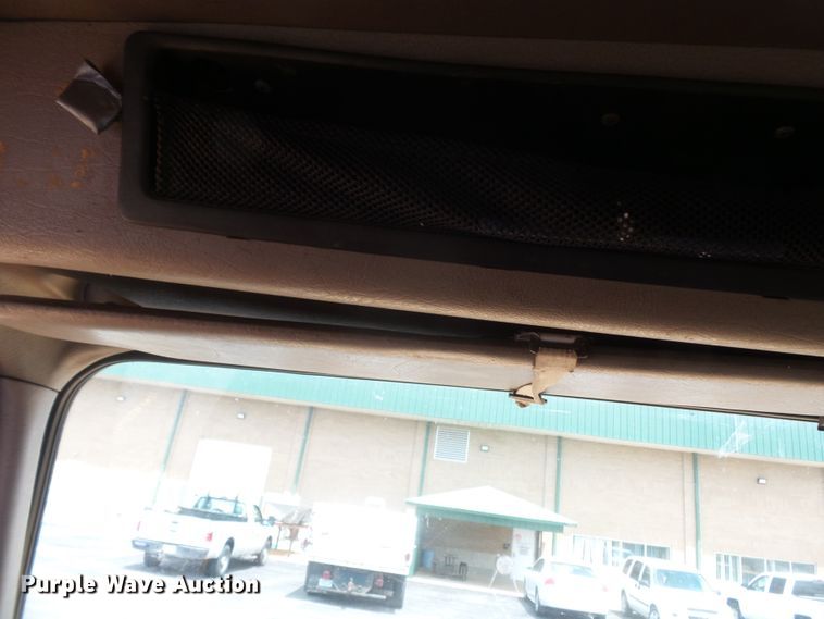 image for item DH7927 1996 International 4900 oil distributor truck