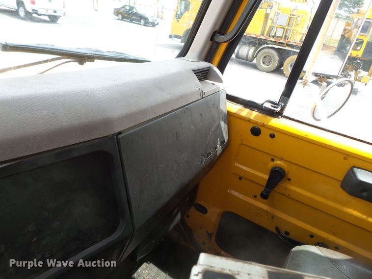 image for item DH7927 1996 International 4900 oil distributor truck