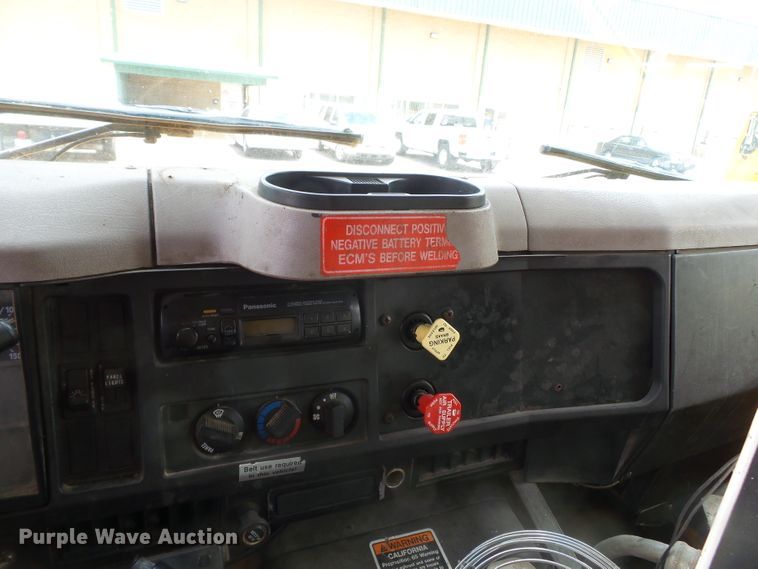 image for item DH7927 1996 International 4900 oil distributor truck