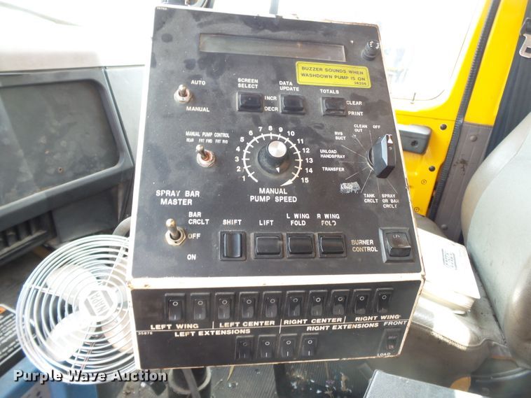 image for item DH7927 1996 International 4900 oil distributor truck