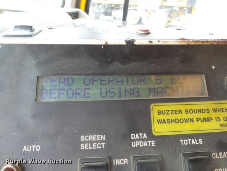 image for item DH7927 1996 International 4900 oil distributor truck