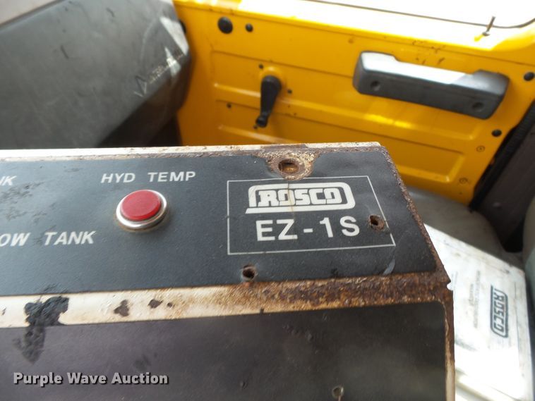 image for item DH7927 1996 International 4900 oil distributor truck