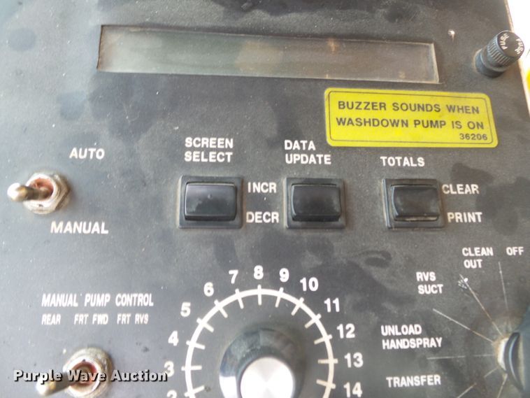 image for item DH7927 1996 International 4900 oil distributor truck