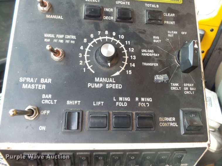 image for item DH7927 1996 International 4900 oil distributor truck