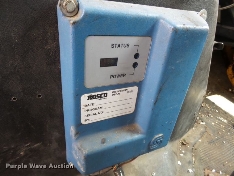 image for item DH7927 1996 International 4900 oil distributor truck