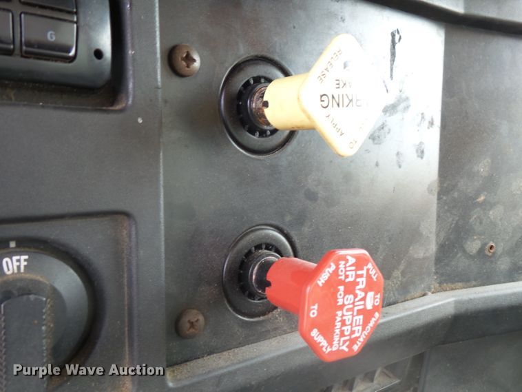 image for item DH7927 1996 International 4900 oil distributor truck