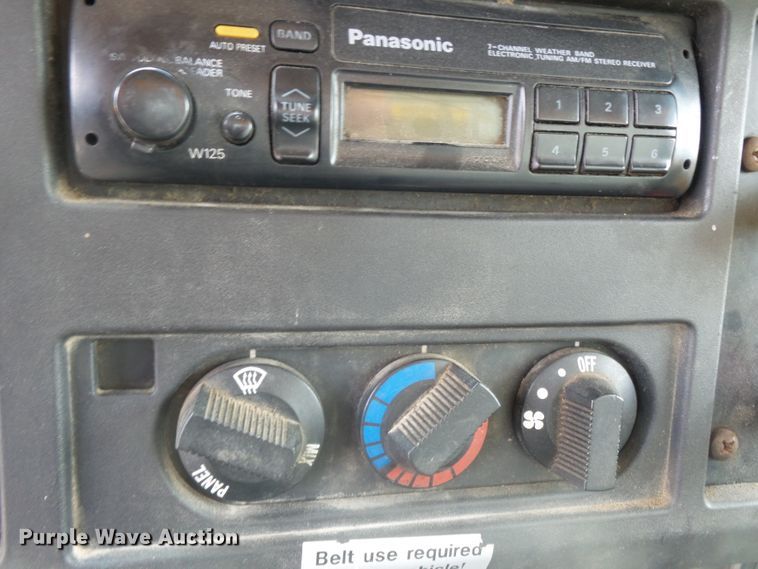 image for item DH7927 1996 International 4900 oil distributor truck