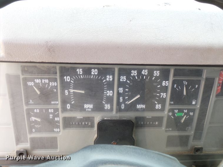 image for item DH7927 1996 International 4900 oil distributor truck