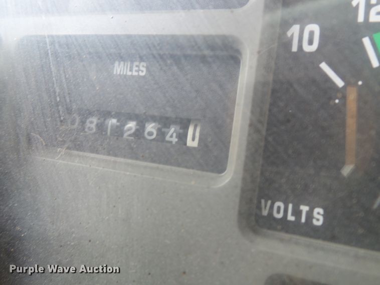 image for item DH7927 1996 International 4900 oil distributor truck