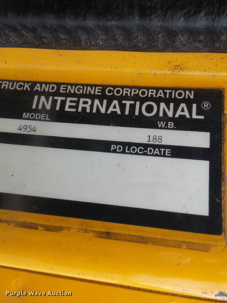 image for item DH7927 1996 International 4900 oil distributor truck