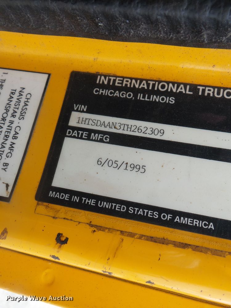 image for item DH7927 1996 International 4900 oil distributor truck
