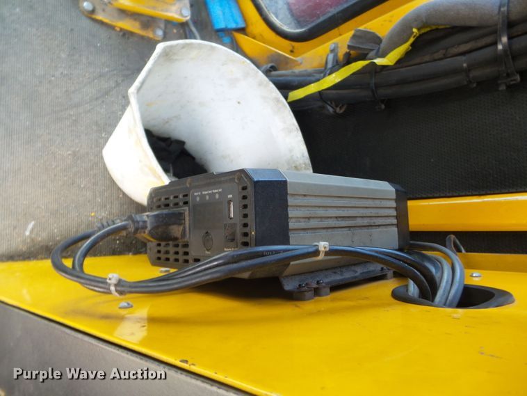 image for item DH7928 2005 Sterling Condor paint striping truck