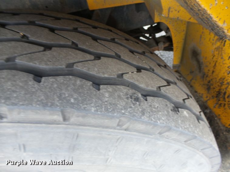 image for item DH7929 2002 International 4900 crew Cab dump truck