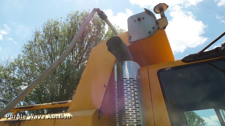 image for item DH7932 2006 International 7400 dump truck