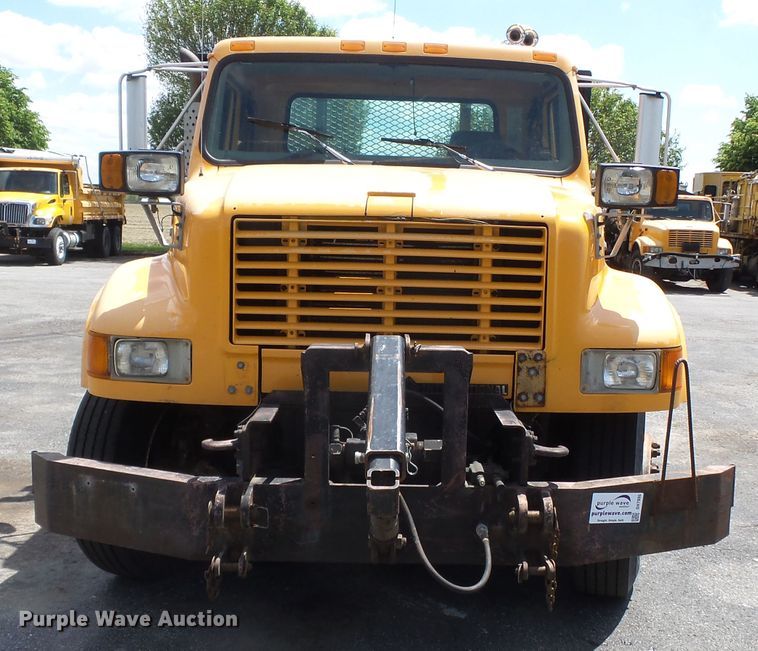 image for item DH7935 2000 International 4900 flatbed truck