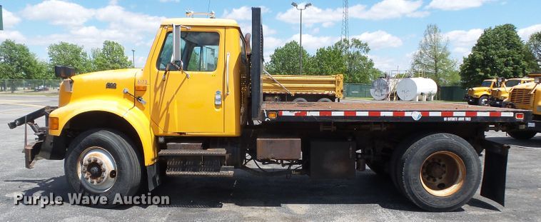 image for item DH7935 2000 International 4900 flatbed truck