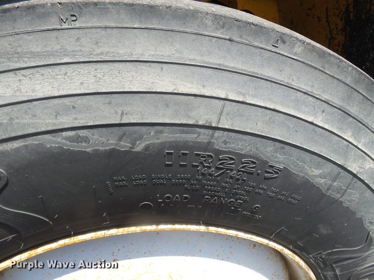 image for item DH7935 2000 International 4900 flatbed truck