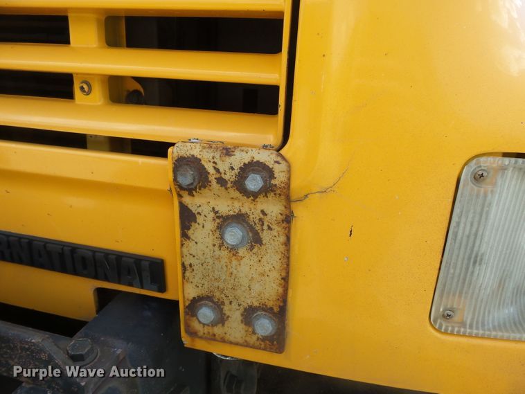 image for item DH7935 2000 International 4900 flatbed truck