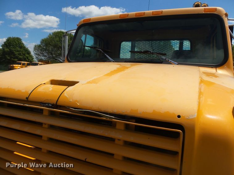 image for item DH7935 2000 International 4900 flatbed truck