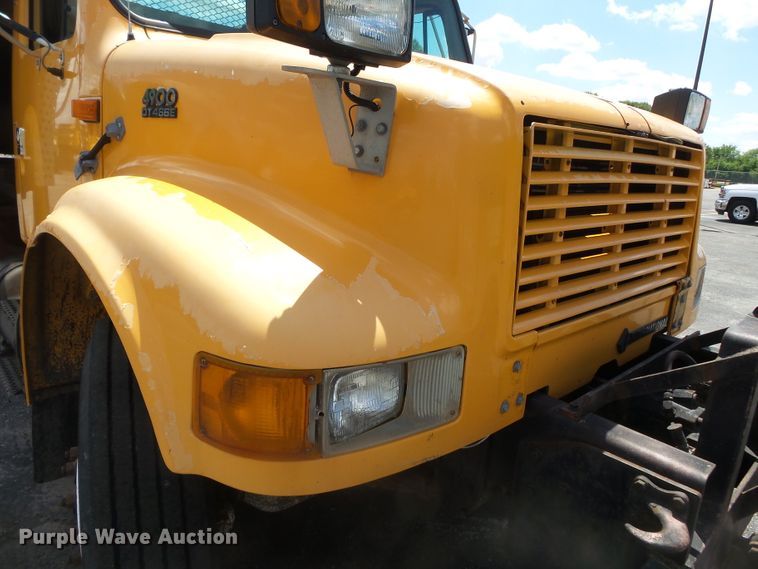 image for item DH7935 2000 International 4900 flatbed truck