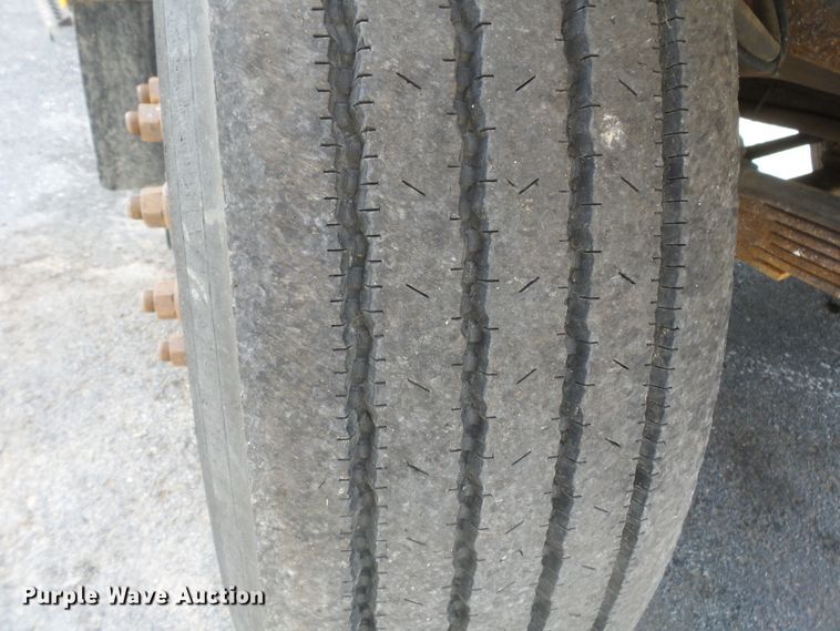 image for item DH7935 2000 International 4900 flatbed truck