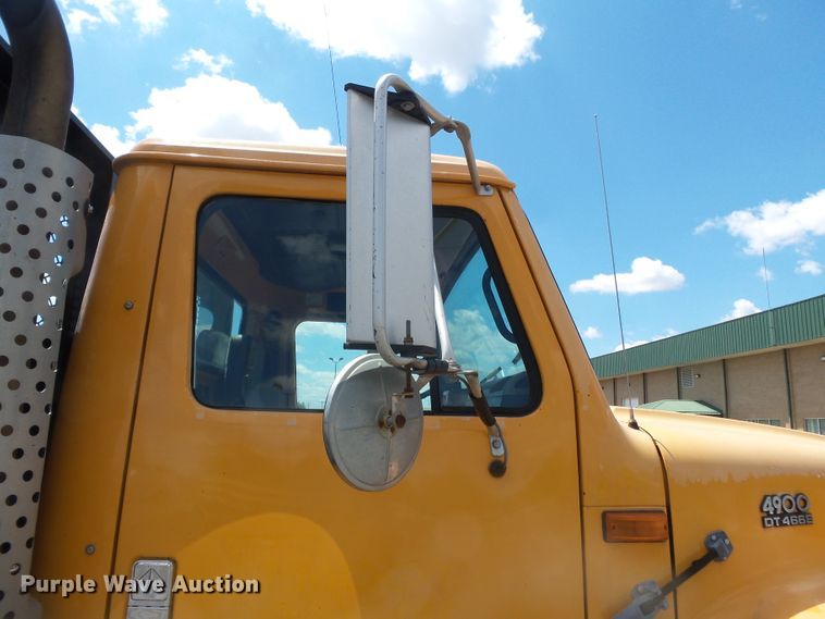 image for item DH7935 2000 International 4900 flatbed truck