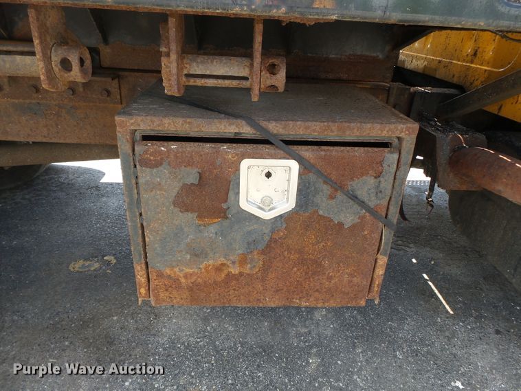 image for item DH7935 2000 International 4900 flatbed truck