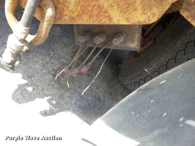 image for item DH7935 2000 International 4900 flatbed truck