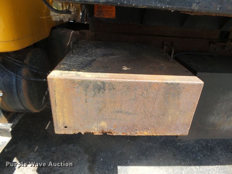 image for item DH7935 2000 International 4900 flatbed truck