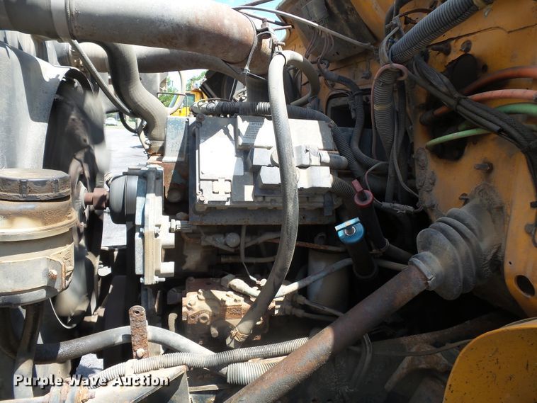 image for item DH7935 2000 International 4900 flatbed truck