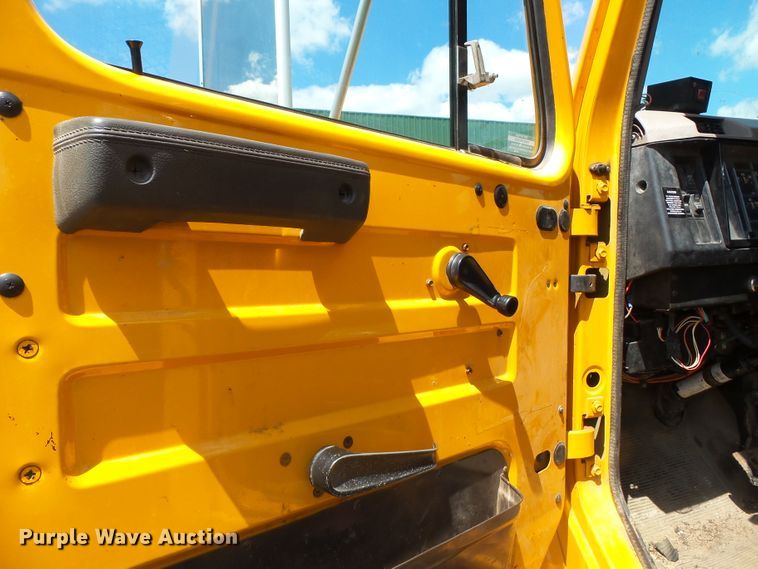 image for item DH7935 2000 International 4900 flatbed truck