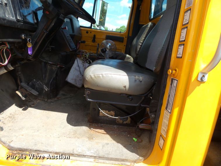 image for item DH7935 2000 International 4900 flatbed truck